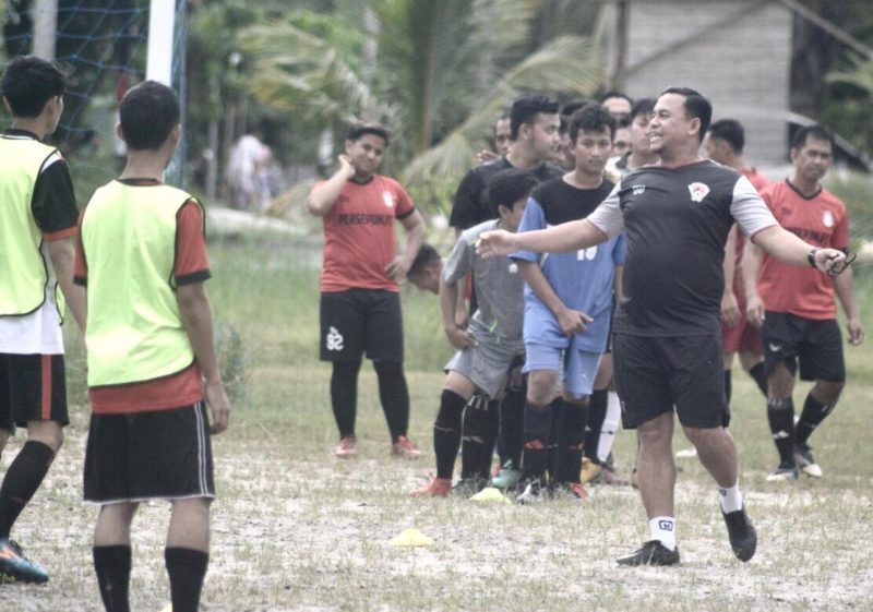 Coach ET Semangati Anak Muda Persepun FC Bermain Sepak Bola