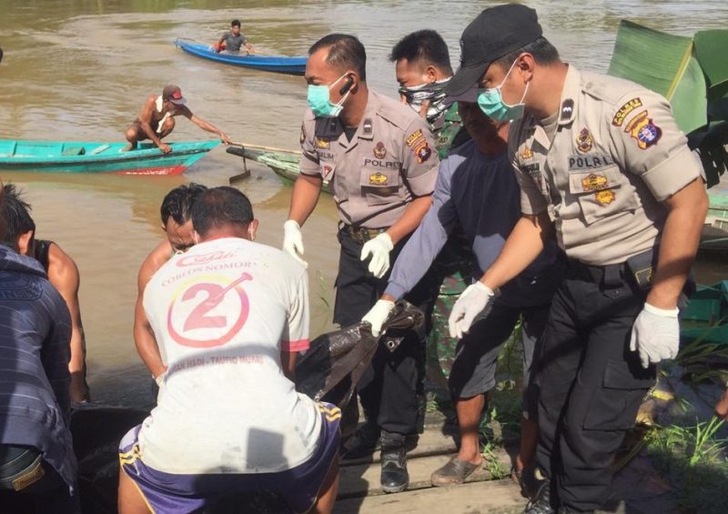 Benda Seperti Seekor Buaya Tertangkap Kamera Ponsel Warga di Sungai Beriwit
