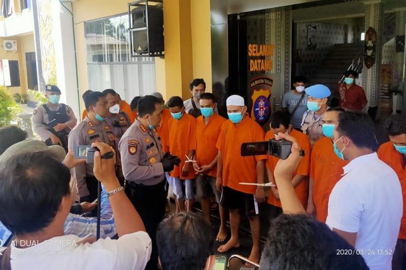 Tergeletak di Depan Travel, Pria Tak Dikenal Dievakuasi ke RSUD