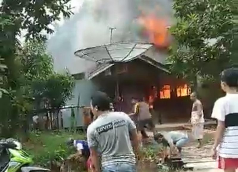 Jalan ke Petak Bahandang Putus, Warga  Buat Jembatan Darurat