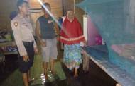 Anggota Bhabinkamtibmas Sambangi Rumah Warga Kebanjiran