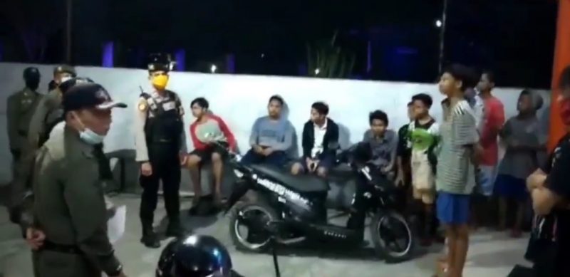 Seluruh Ruang Pelayanan Samsat Kasongan Disemprot Disinfektan