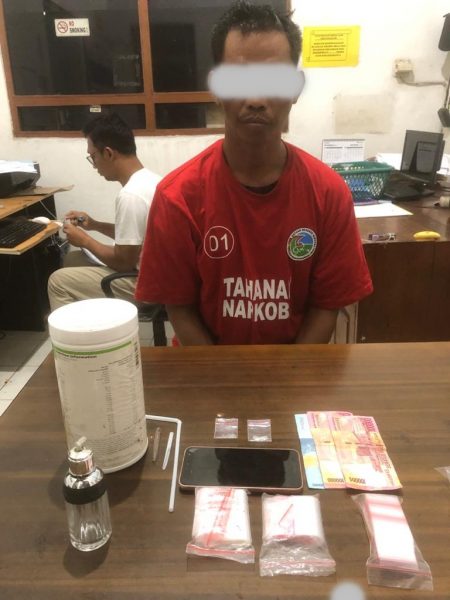 Anggota DPRD Bantu Petugas Satgas Covid-19