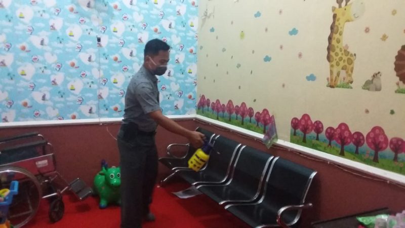 Seluruh Ruang Pelayanan Samsat Kasongan Disemprot Disinfektan