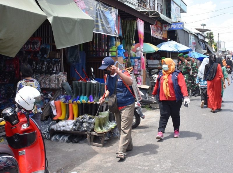 Tanggulangi Penyebaran Covid-19, Tim Satgas Cek Warga Lintasi Perbatasan dan Lakukan Penyemprotan Disinfektan