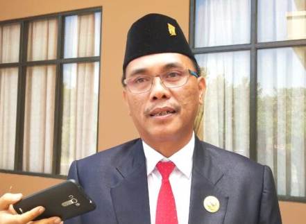 Anggota Bhabinkamtibmas Sambangi Rumah Warga Kebanjiran