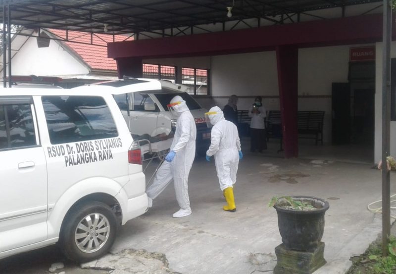 Cegah Covid-19, Tim Satgas Lakukan Sosialisasi Berjalan dan Bagikan Masker