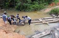 Jembatan Putus, Bhabinkamtibmas Polsek Marikit Hadir Bantu Masyarakat
