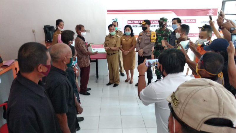 KONI Kalteng Peduli, Bagikan 150 Paket Sembako dan 1.000 Lembar Masker