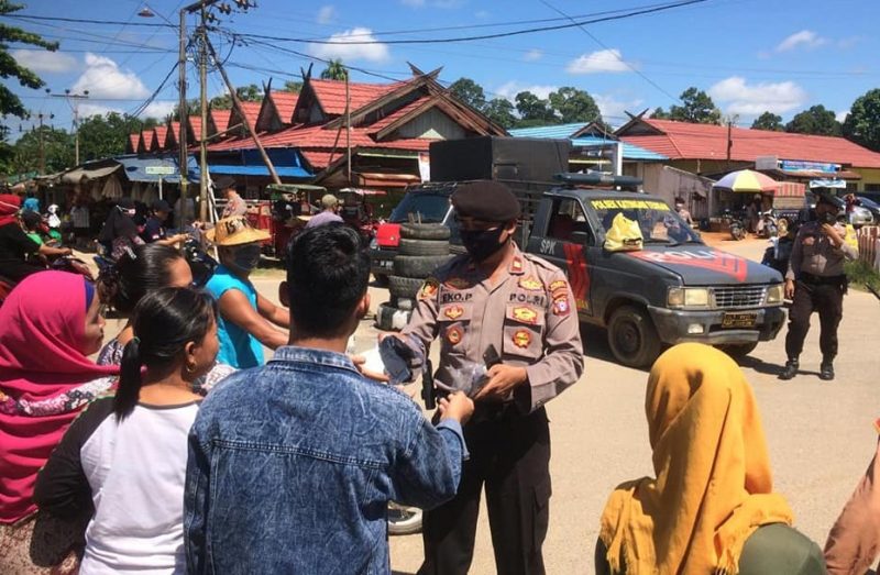 Peduli Korban Banjir, Polres Barut Sambangi Warga dan Cek Suhu Tubuh