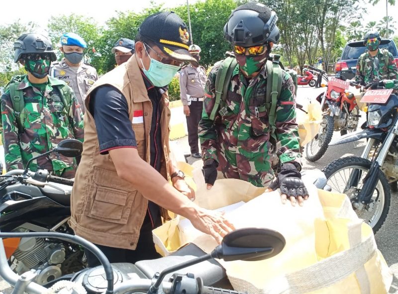 Kapolres Sukamara Kembali Bagikan Sembako dan Masker Gratis