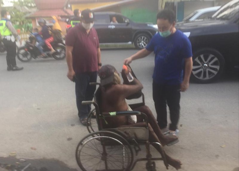 Berkah Idul Fitri, Gubernur Sugianto Berikan Uang Rp15 Juta untuk Warga Berkursi Roda