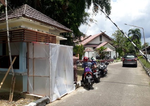 Polsek Marikit, TNI, UPTD Kesehatan dan Warga Lakukan penyemprotan Disinfektan