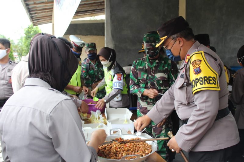 Buka Dapur Umum, Polri dan TNI Bagikan Makanan Kepada Masyarakat