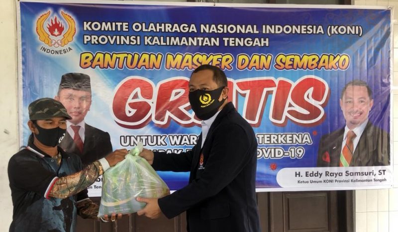 KONI Kalteng Peduli, Bagikan 150 Paket Sembako dan 1.000 Lembar Masker