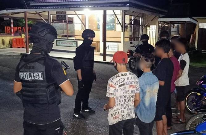 Asik Pesta Miras, Enam Pemuda Diamankan Tim CRT Polres Barsel