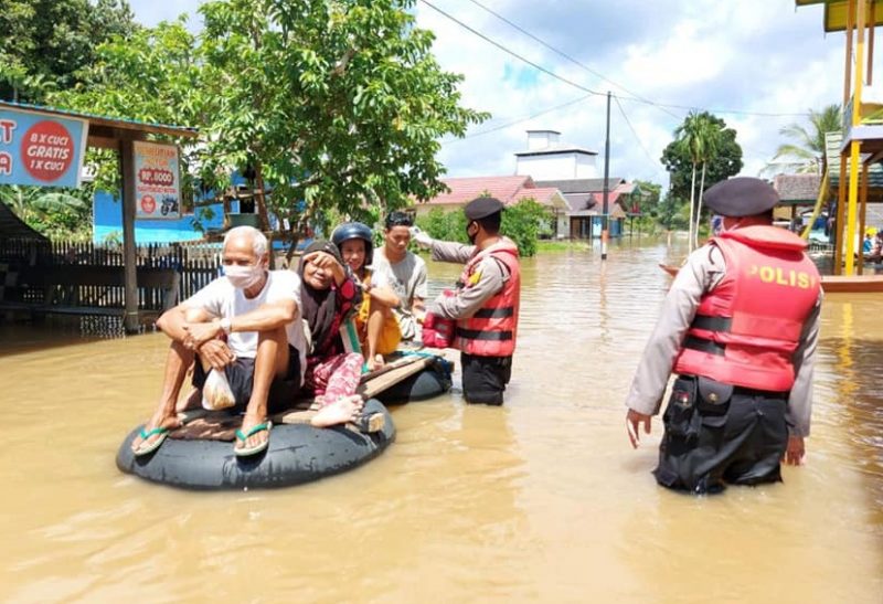 Peduli Korban Banjir, Polres Barut Sambangi Warga dan Cek Suhu Tubuh