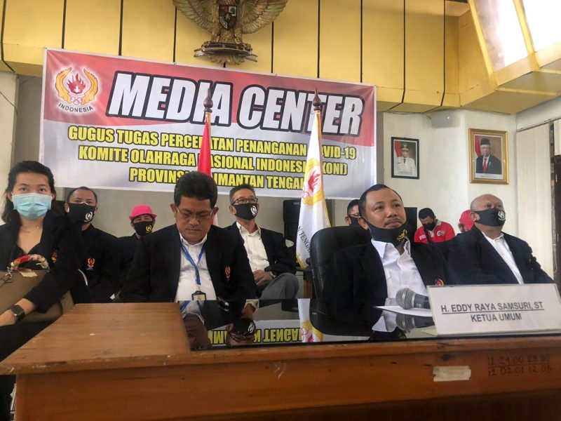 KONI Kalteng Peduli, Bagikan 150 Paket Sembako dan 1.000 Lembar Masker