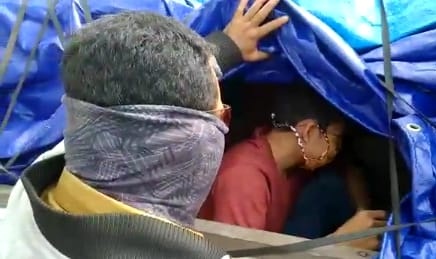Mau Masuk Palangka Raya, Tiga Warga Sembunyi Dalam Box Mobil Ditutupi Terpal