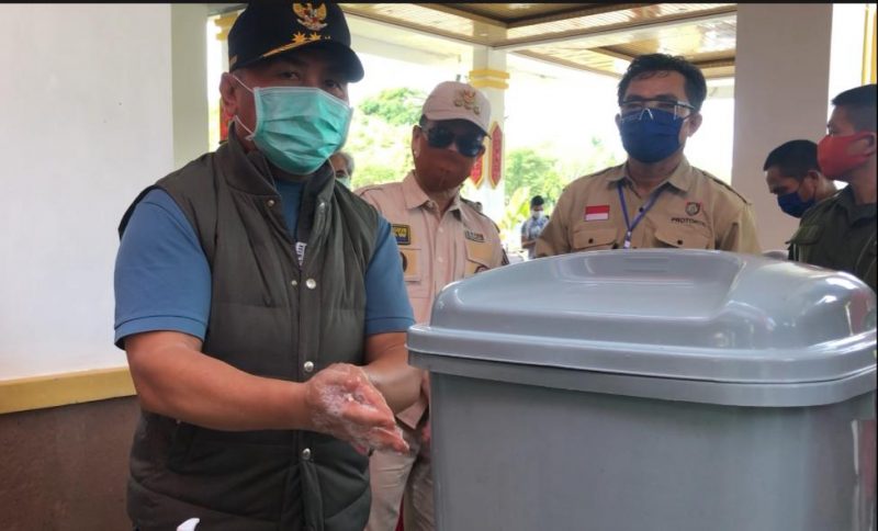 Peduli Kemanusiaan, Kapolda Kalteng Serahkan Bansos untuk Masyarakat Pedesaan