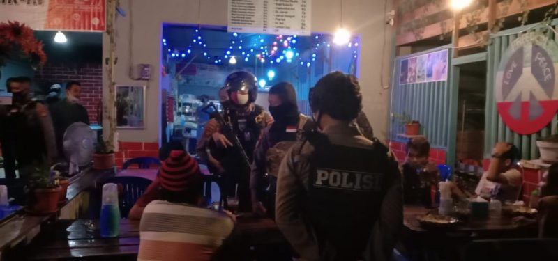 Mabuk dan Ngelem, Lima Pria Diangkut Anggota Ditsamapta Polda Kalteng