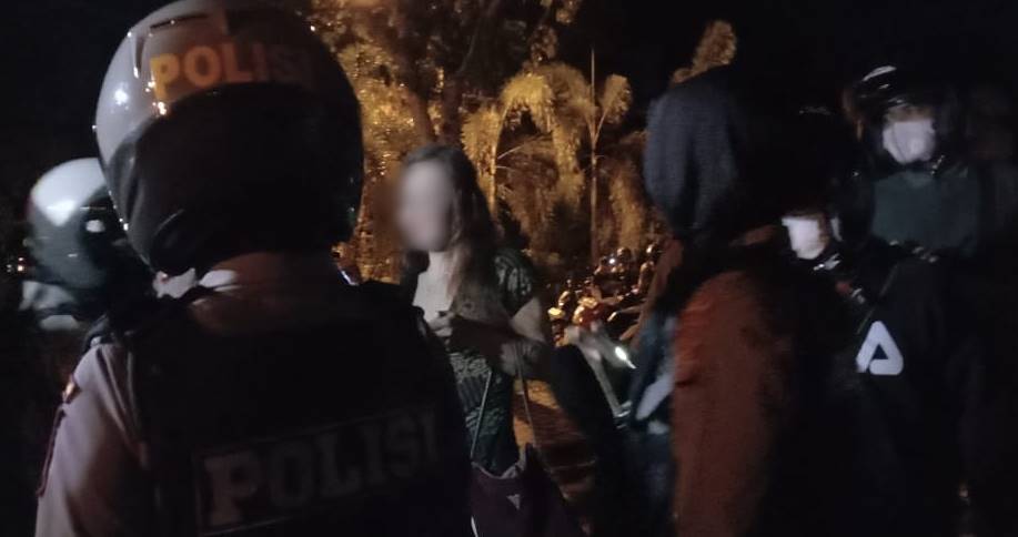 Digeledah Polisi, Seorang Waria Kedapatan Bawa Sajam