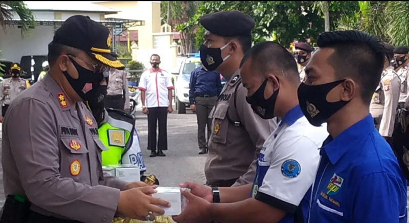 Adaptasi New Normal, Polres Sukamara Bagikan Masker untuk Pengguna Jalan