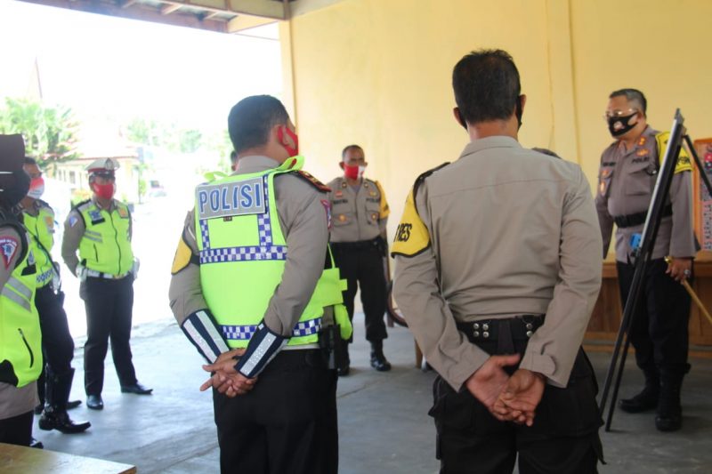 Putus Penyebaran Covid-19, Polres Sukamara Semprot Disinfektan Gunakan Water Cannon
