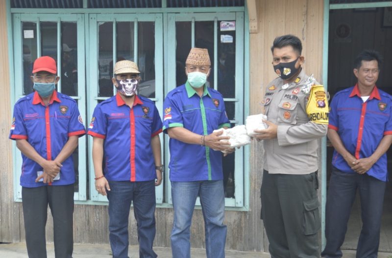 Adaptasi New Normal, Polres Sukamara Bagikan Masker untuk Pengguna Jalan