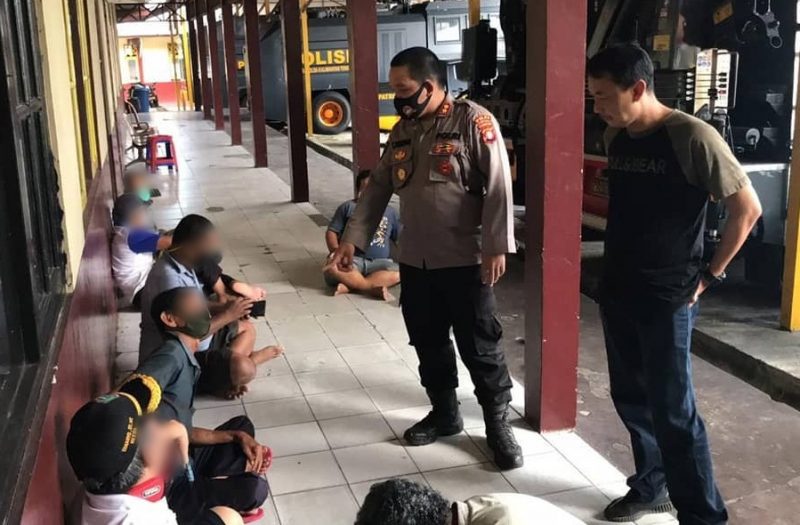 Ditsamapta Polda Kalteng Amankan 12 Penjudi di Kawasan Pasar Kahayan