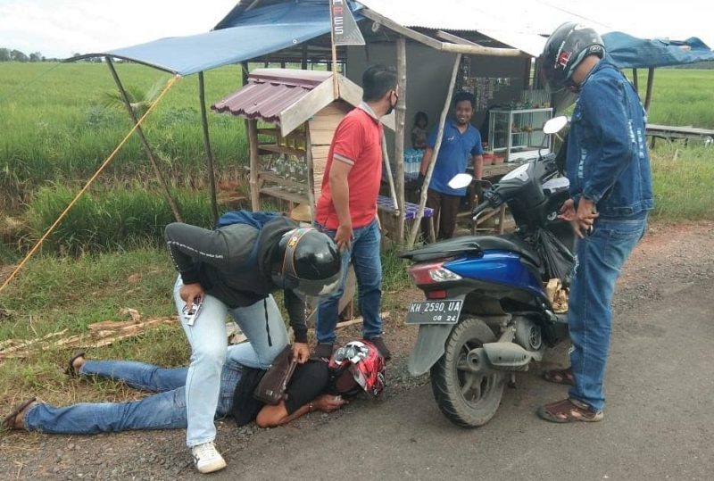 PWI Kalteng Serahkan Bantan Masker dan Buku Peraturan Organisasi untuk PWI Katingan