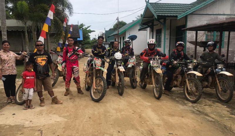 Di Tengah Pandemi Covid-19, Raider Tetap Terobos Alam Sambil Bagikan Sembako