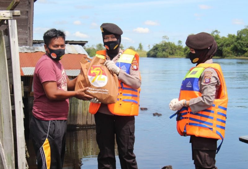 Polair dan Polwan Bagikan Puluhan Paket Sembako untuk Warga DAS Jelai