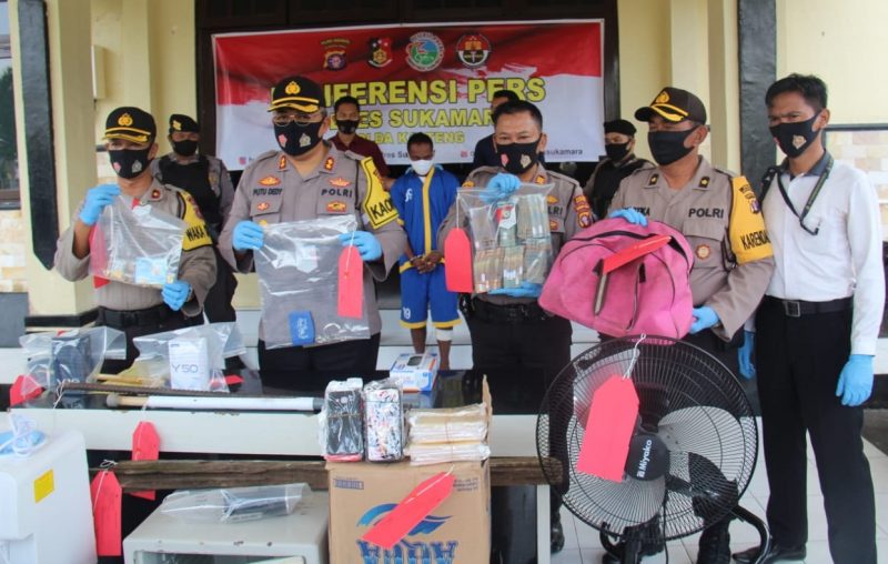 Polair dan Polwan Bagikan Puluhan Paket Sembako untuk Warga DAS Jelai