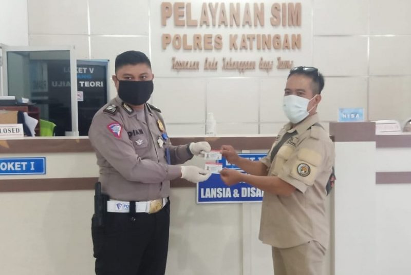 Polair dan Polwan Bagikan Puluhan Paket Sembako untuk Warga DAS Jelai