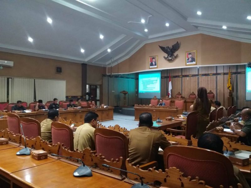 Sabhara Polres Sukamara Bagikan Masker Gratis