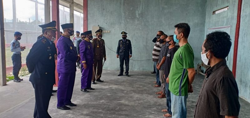 Kapolres Serahkan Penghargaan Pemenang Lomba Mapendeng Lewu Iseng