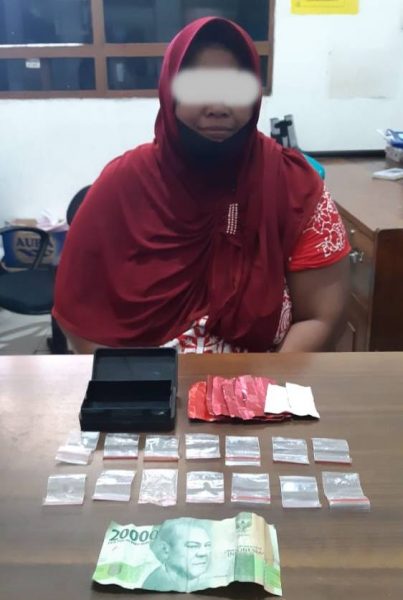 Waduh, Emak-emak Kedapatan Simpan 14 Paket Sabu