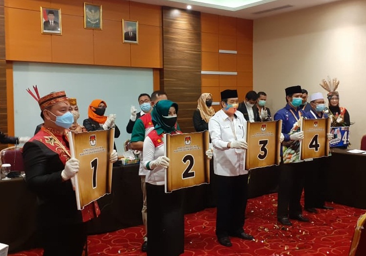 Simbolis, Bupati Katingan Serahkan BSPS Bagi 300 KK di Tiga Kecamatan