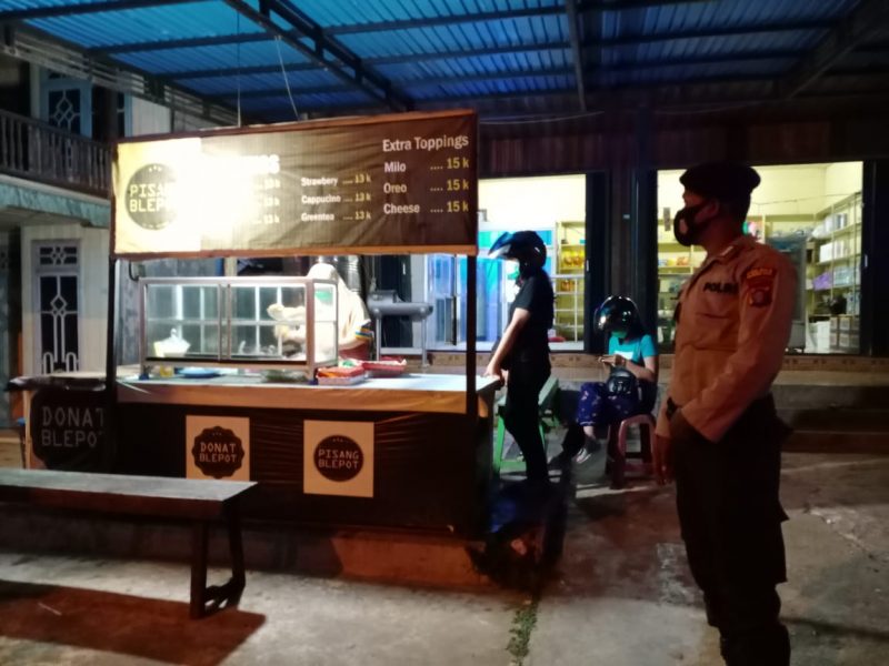 Cegah Penularan Covid-19, Polisi Rutin Semprotkan Disinfektan