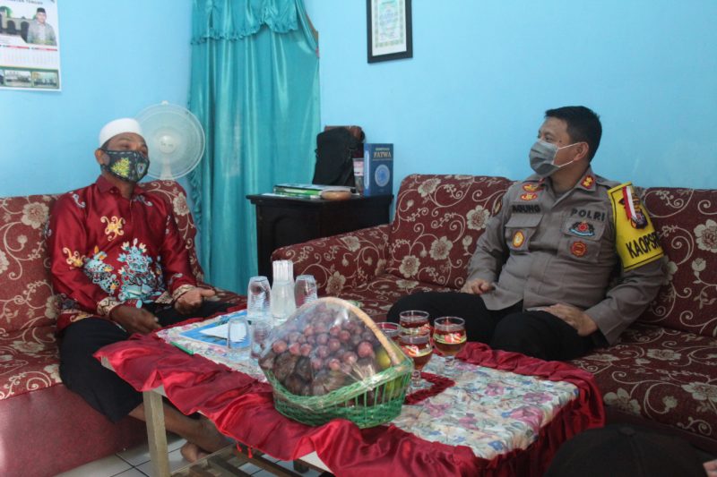 Diduga ODGJ, Seorang Pria Bergelantungan di Jembatan Tanpa Busana