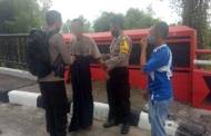 Diduga ODGJ, Seorang Pria Bergelantungan di Jembatan Tanpa Busana