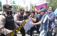 Simulasi, Polisi Pukul Mundur Pendemo saat Pilkada Kalteng