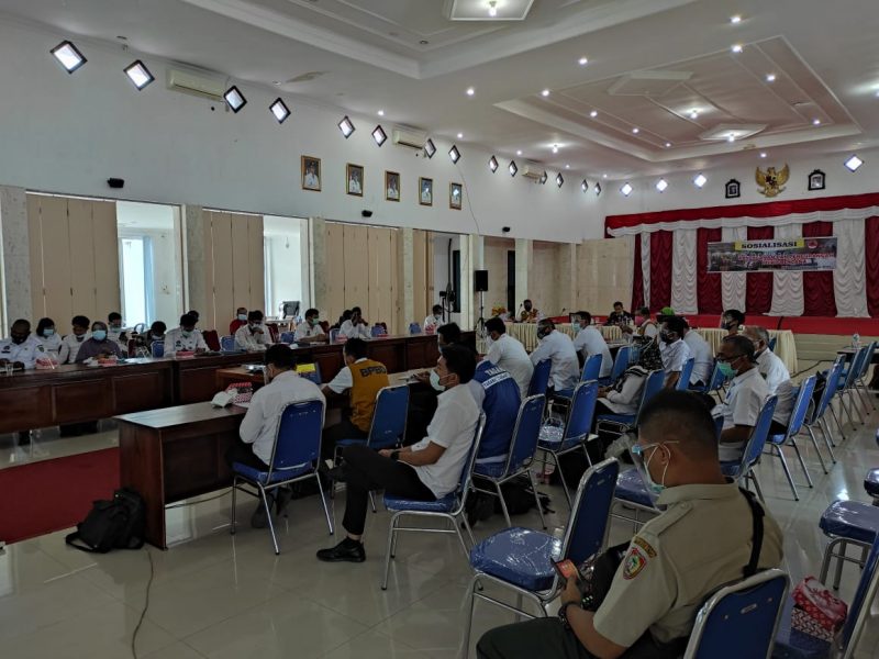 Sambil Berdiri di Jalan, Personel Satlantas Laksanakan Pengaturan