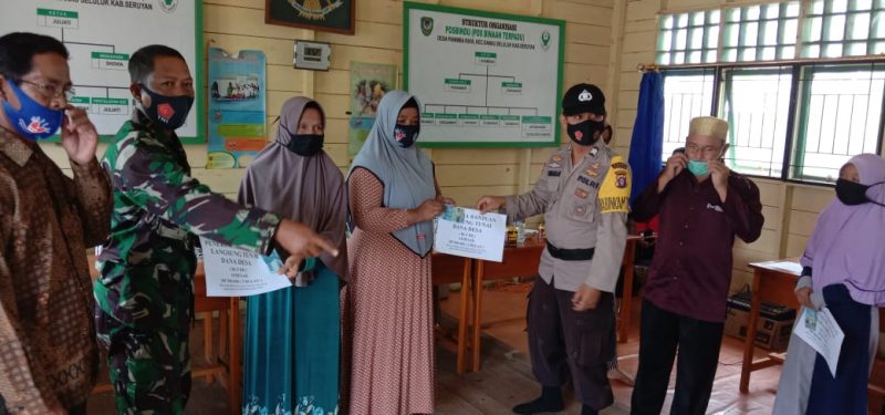Kapolsek Danau Sembuluh Bersama Danramil dan Tokoh Desa Bantu Korban Banjir