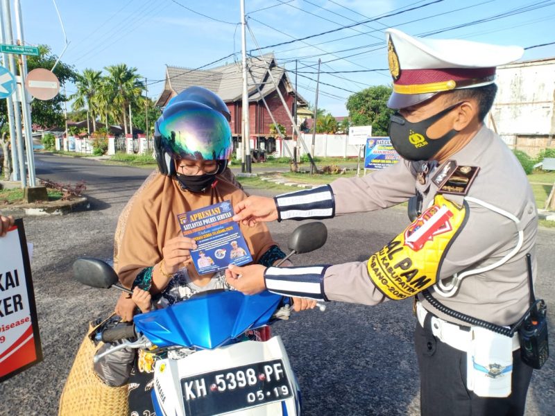 Demi Hidup,Pasutri Lansia Jualan Nenas
