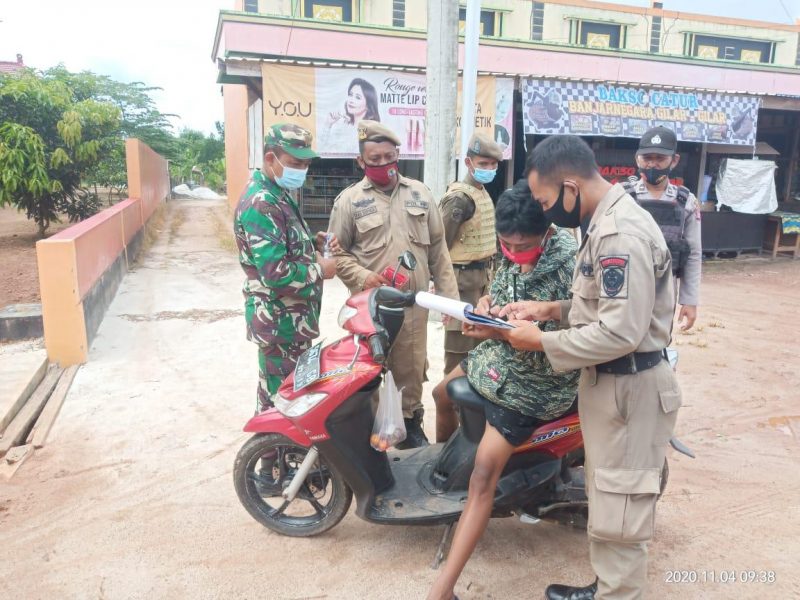 Jelang Salat Jumat, Polsek Hanau Bersihkan Masjid Nurmastiyah