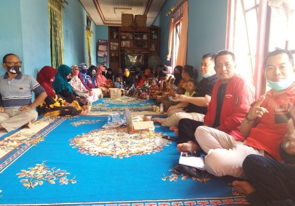 Setiap Pagi, Personel Polsek Danau Sembuluh Bantu Pelajar Nyeberang Jalan