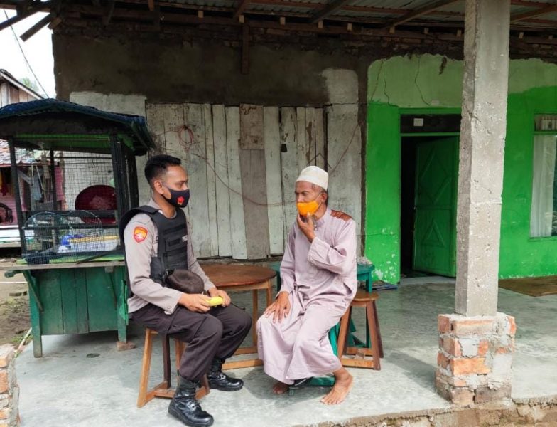 Warga Pesisir Mendapat Bantuan Bibit Kelapa Kopyor