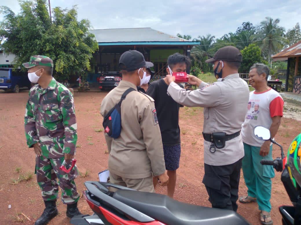Anggota Satlantas Polres Seruyan Lakukan Pengaturan di Jalan